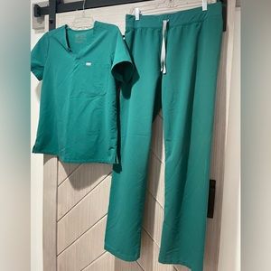 Figs brand scrubs. Green Livingston Pants size med tall. Catarina top size small